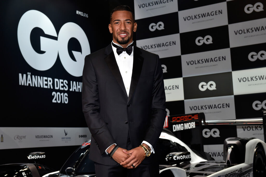 Jérôme Boateng dengan tuxedo di GQ Men Year Award tahun 2016